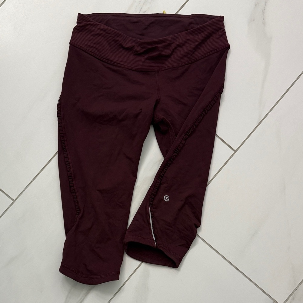 Lululemon burgundy crop ruffle side detail, striped panel sz 6  16 in inseam